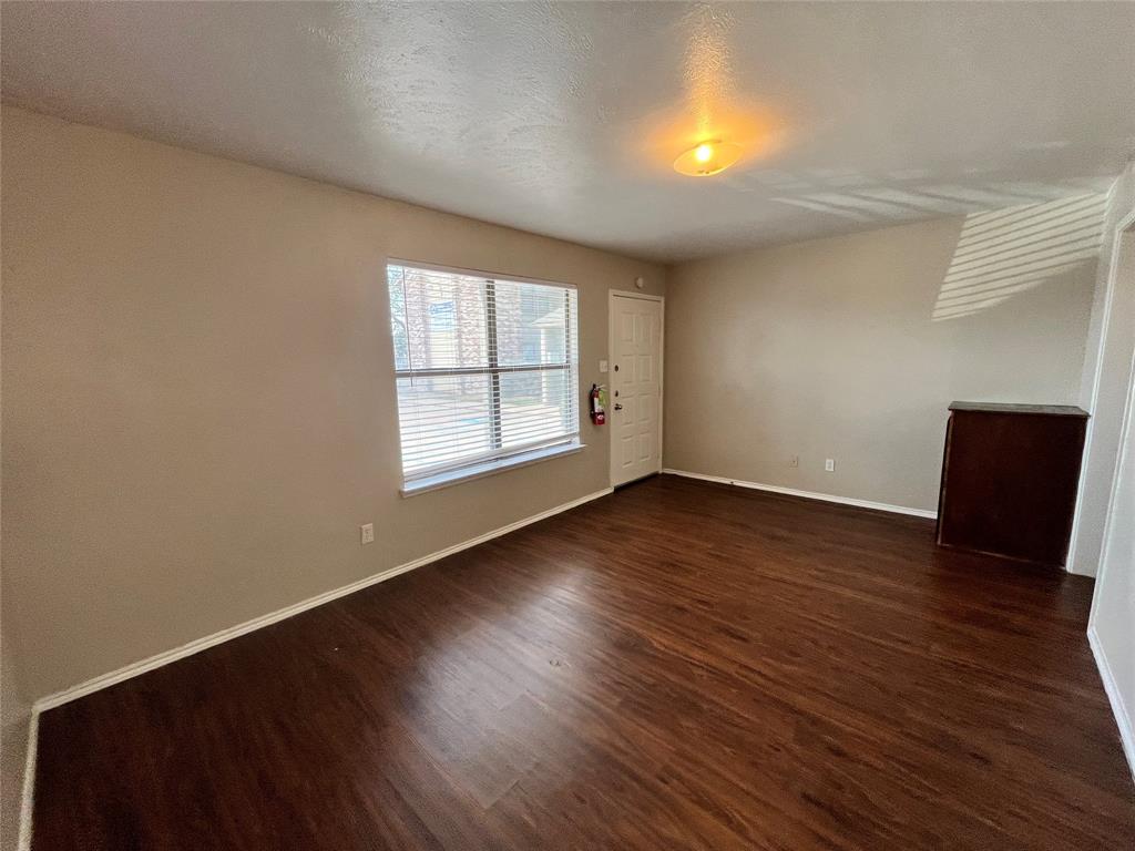 2526 W Prairie Street Property Photo 4