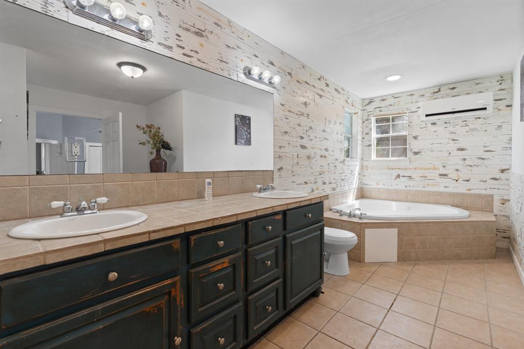 809 E Adams Street Property Photo 14