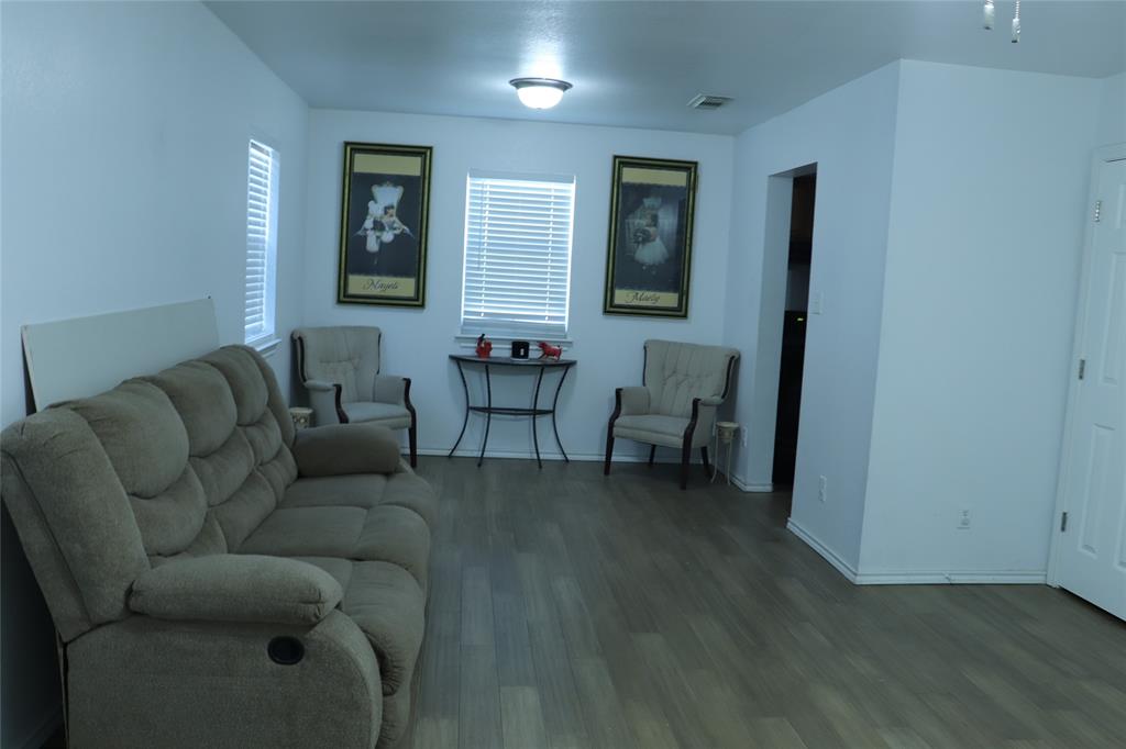 2817 Brookhollow Drive Property Photo 3