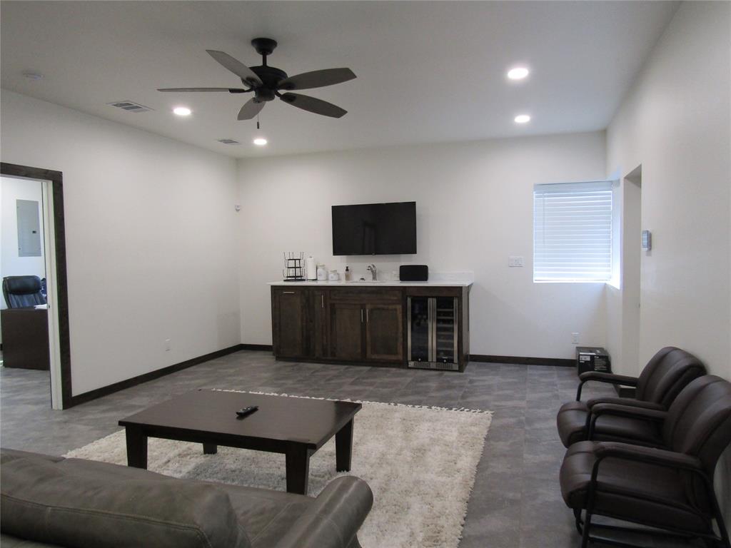 1324 N Main Street Property Photo 6
