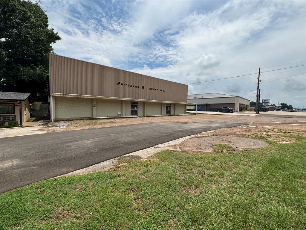 1200 U.s. 79 Property Photo 2