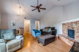 2835 Keller Springs Road Property Photo 3