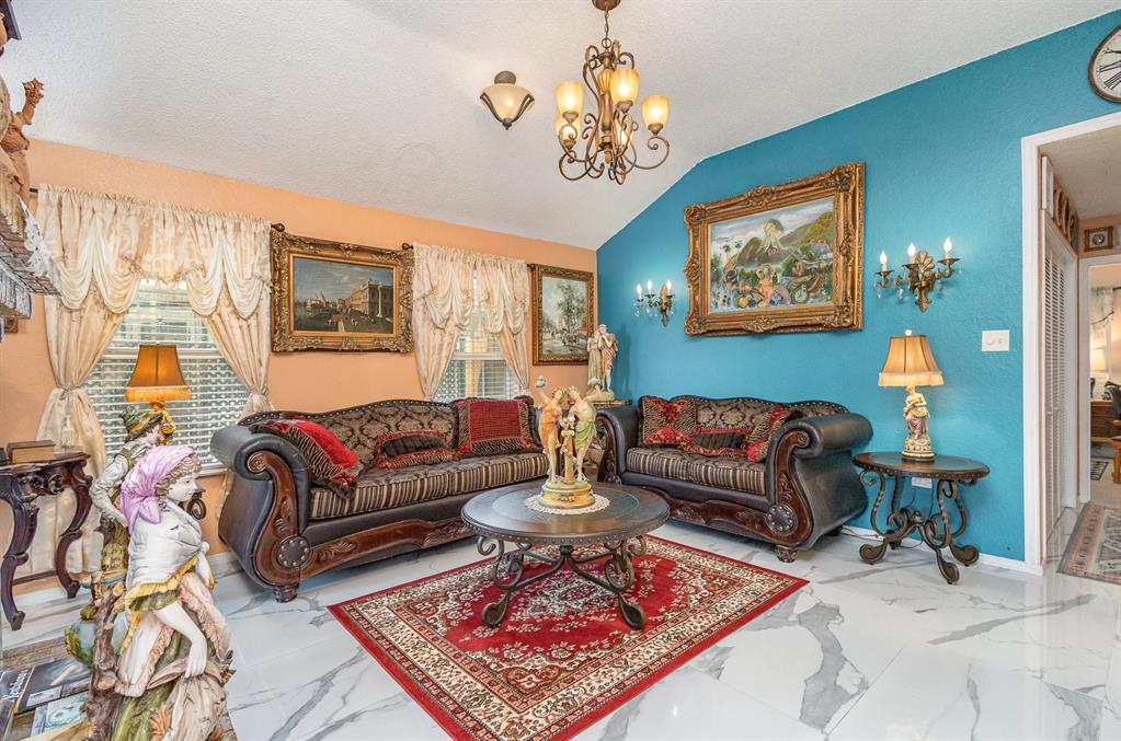 305 Gregory Lane Property Photo 4