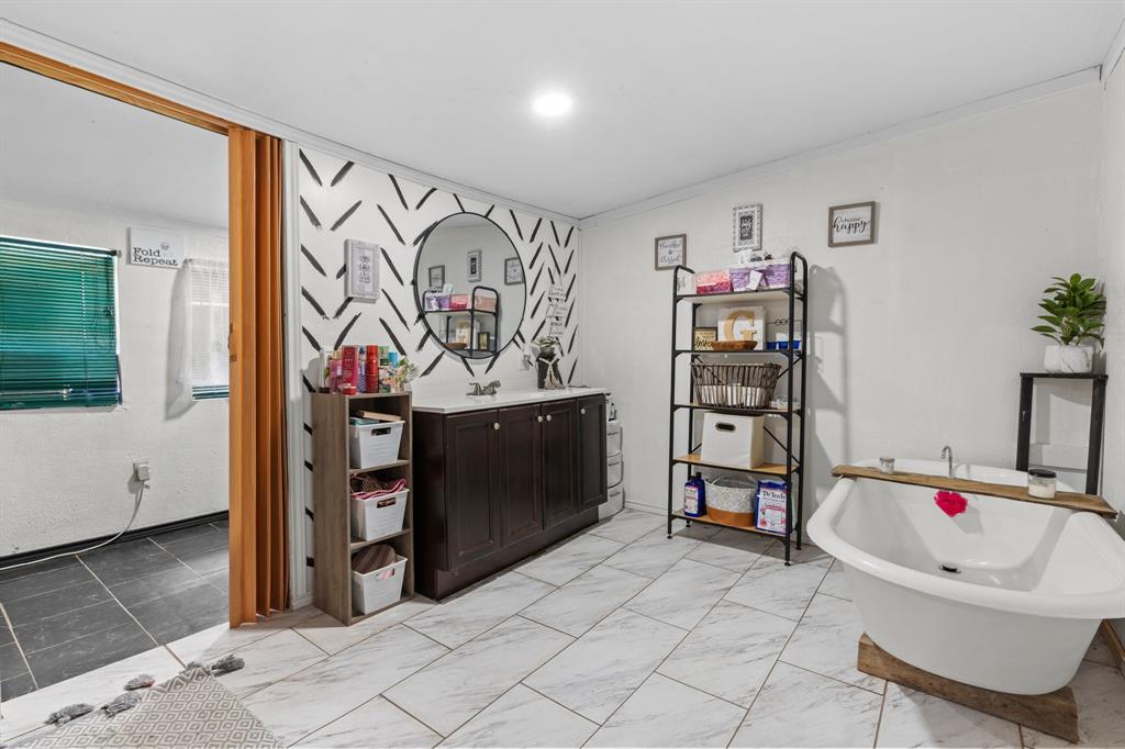 408 John Street Property Photo 31
