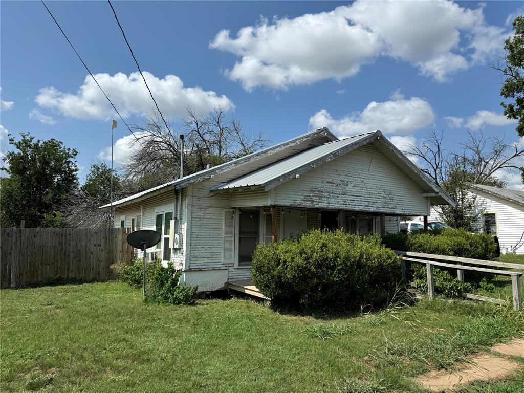308 E 4th Street Property Photo 1