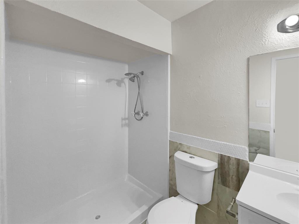 6102 Lakecrest Drive Property Photo 14