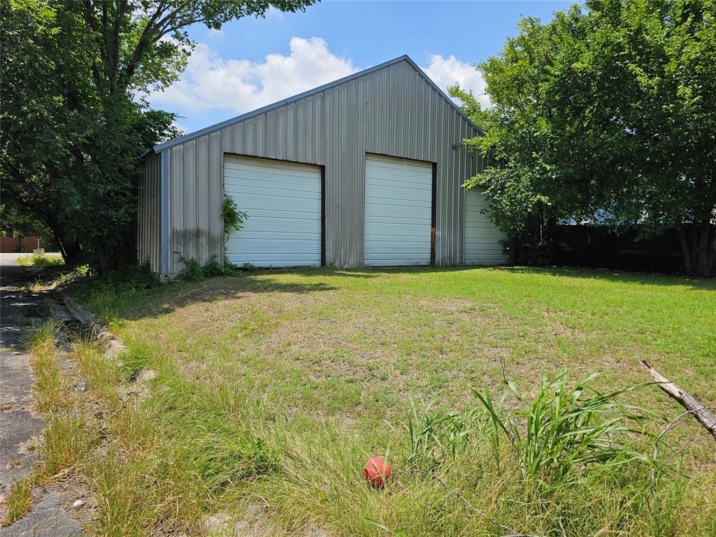 209 E College Avenue Property Photo 1