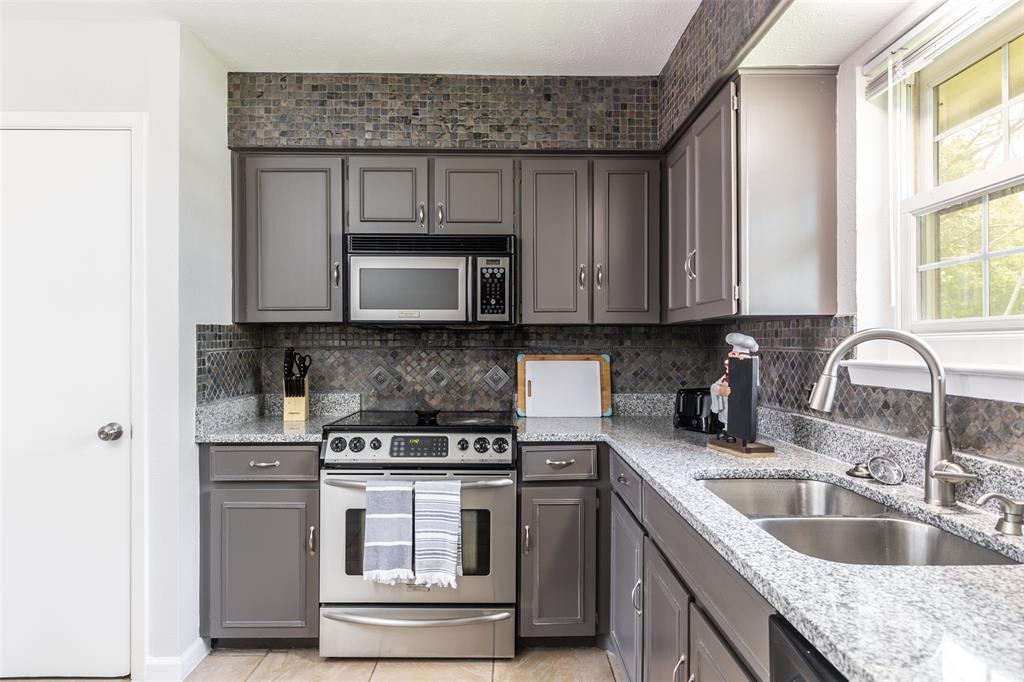 2025 Japonica Lane Property Photo 8