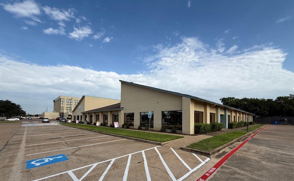6825 Manhattan Boulevard Private Office Property Photo 1