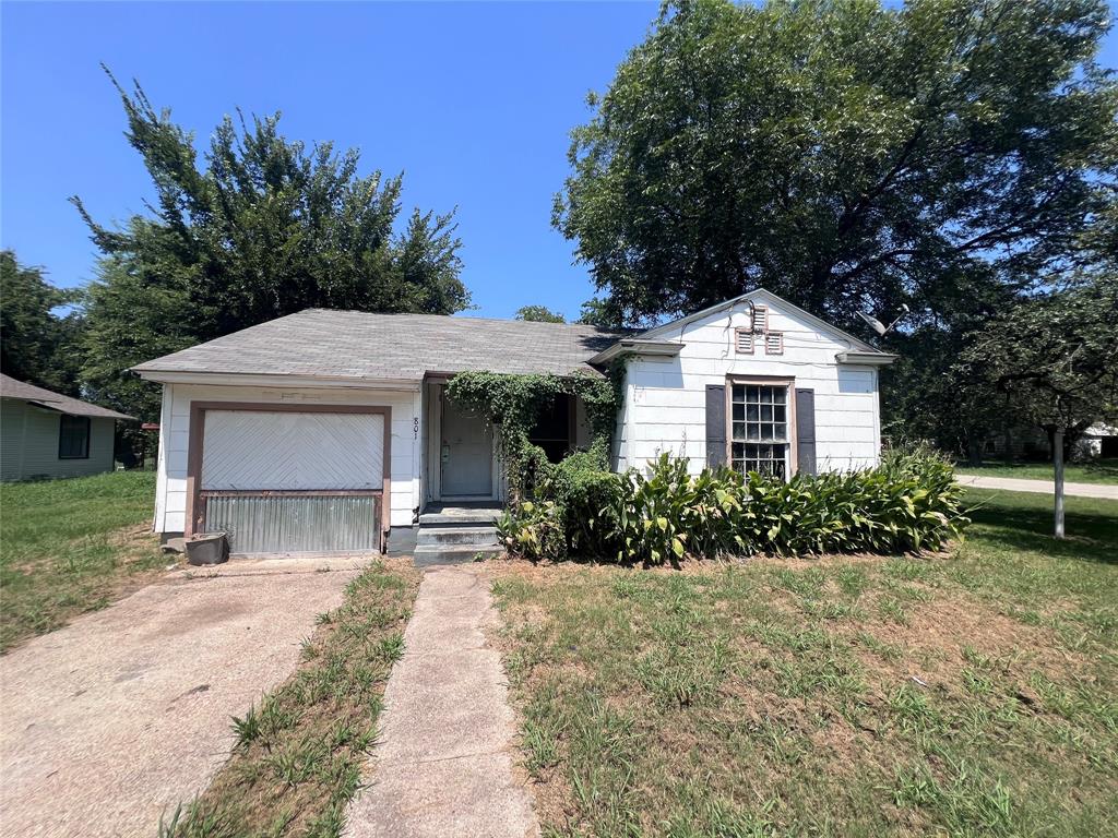 801 W Navasota Property Photo 1
