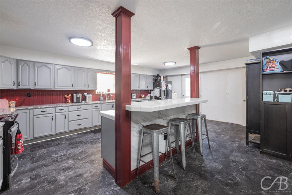 601 W Walnut Street Property Photo 4