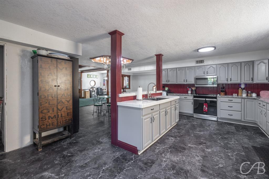 601 W Walnut Street Property Photo 8