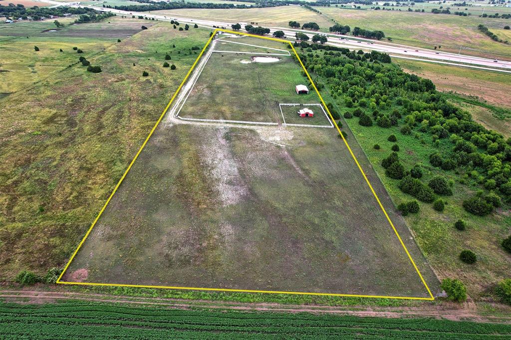 6882 N Interstate Highway 35 Property Photo 2