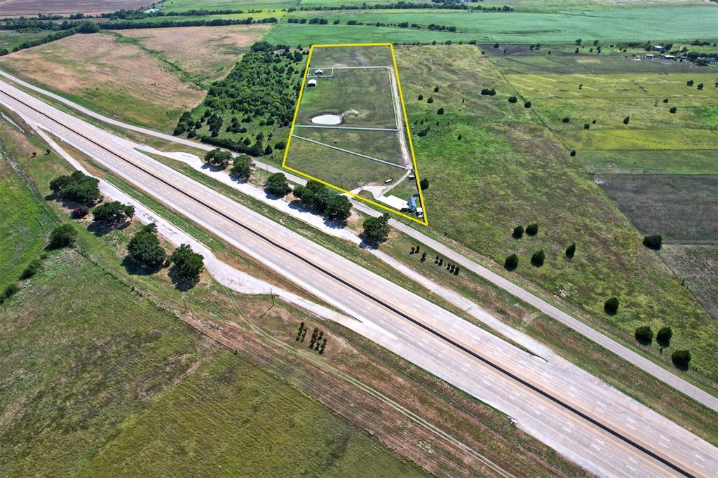 6882 N Interstate Highway 35 Property Photo 11