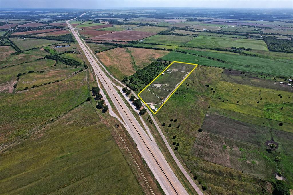 6882 N Interstate Highway 35 Property Photo 13