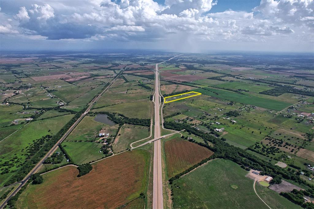 6882 N Interstate Highway 35 Property Photo 14