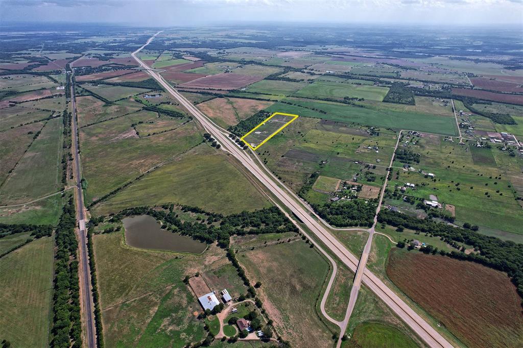 6882 N Interstate Highway 35 Property Photo 15