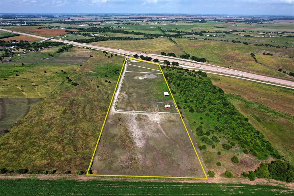 6882 N Interstate Highway 35 Property Photo 17