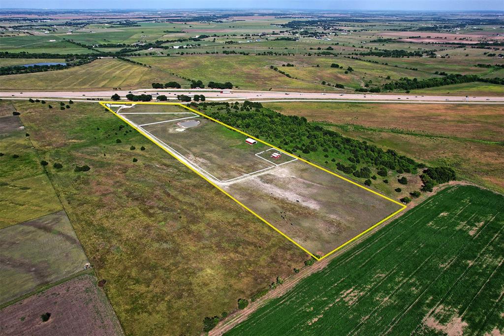 6882 N Interstate Highway 35 Property Photo 18