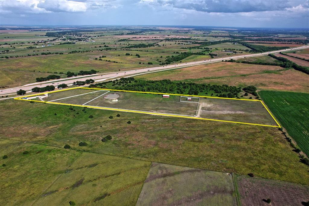 6882 N Interstate Highway 35 Property Photo 19