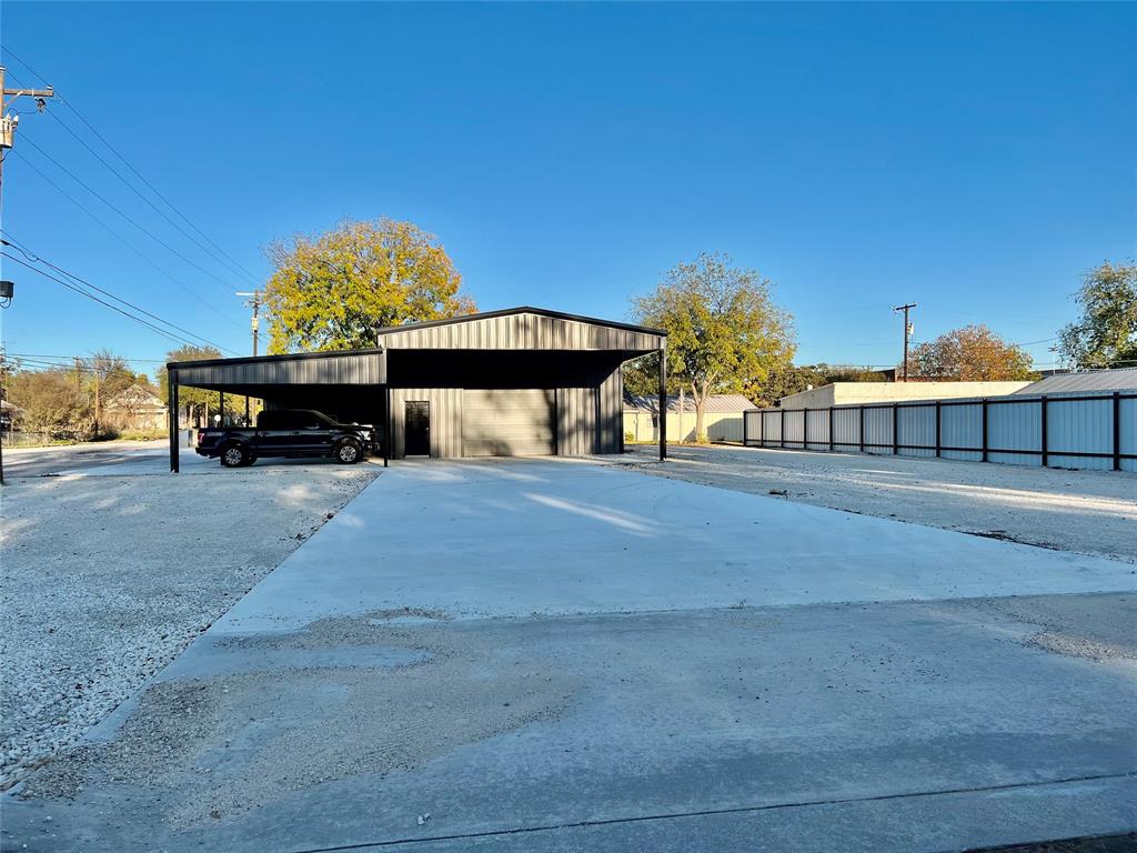 201 Dallas Street Property Photo 3