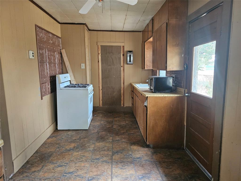 216 E Pecan Street Property Photo 6