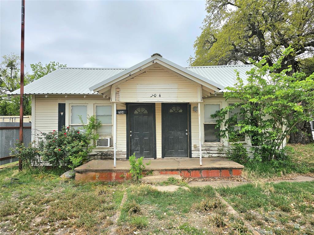 704 S 2nd Street Property Photo
