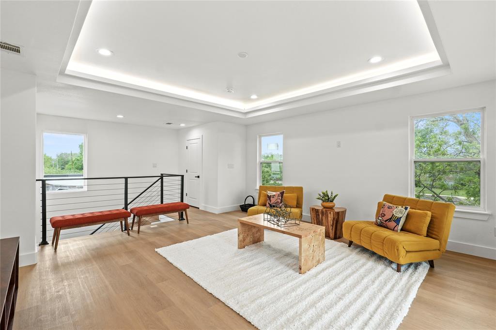 221 S Henderson Avenue Property Photo