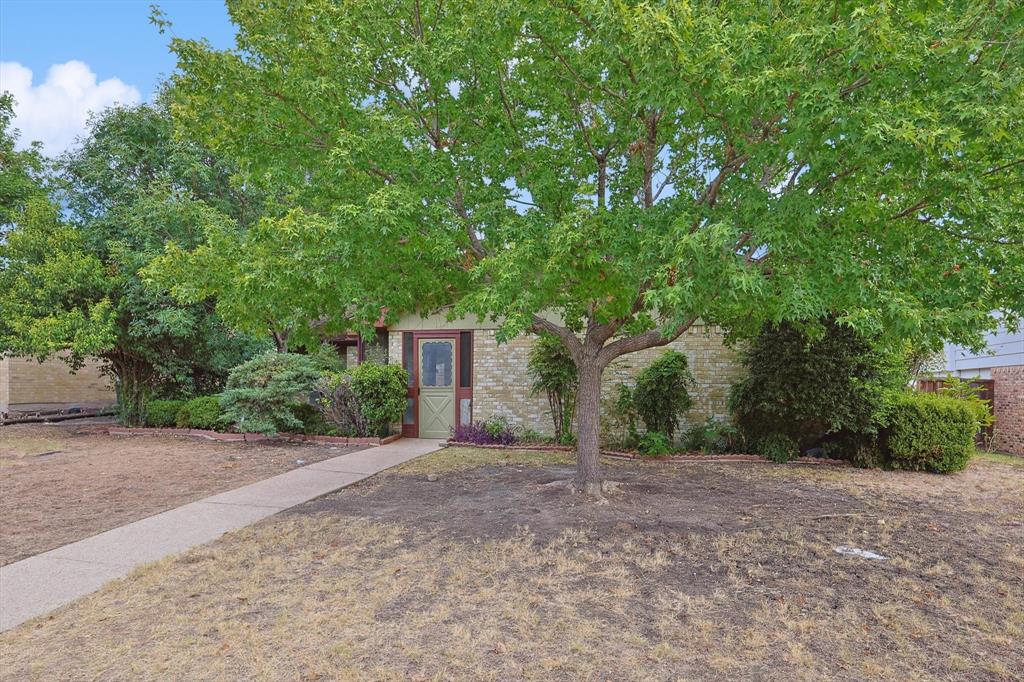 1605 Glouchester Drive Property Photo 2