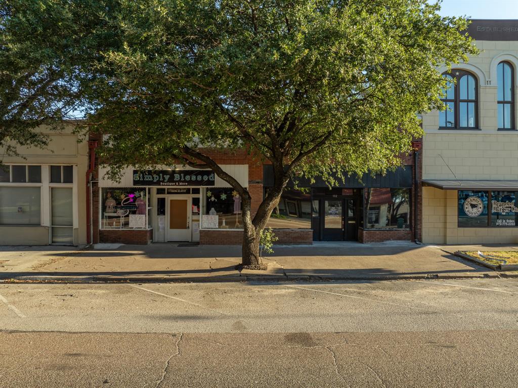 102 & 104 W Elm Street Property Photo 4