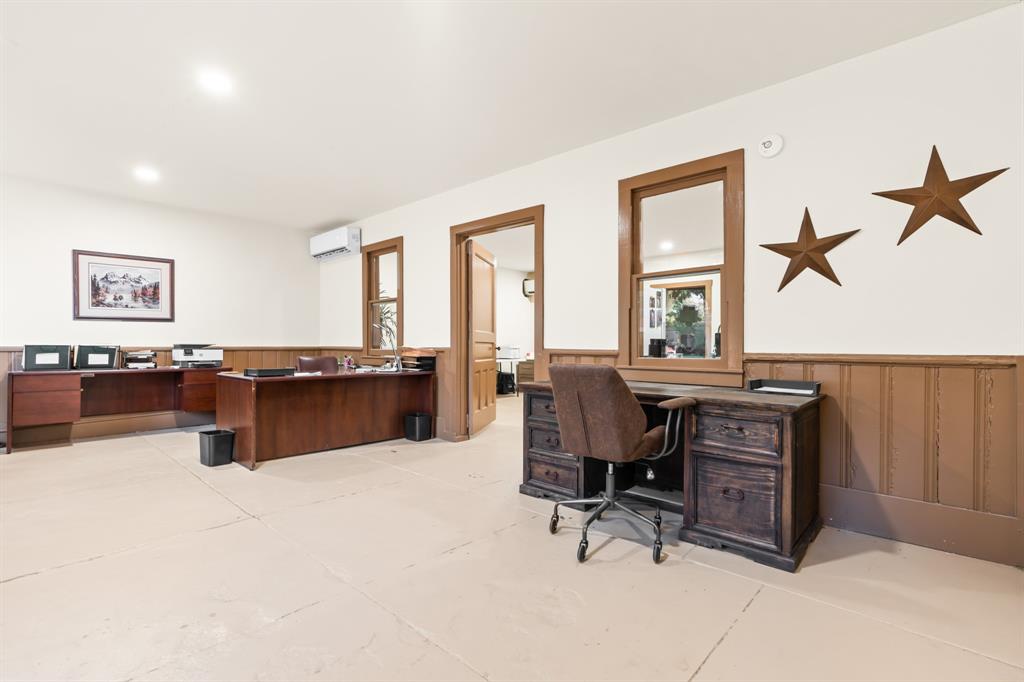 102 & 104 W Elm Street Property Photo 11