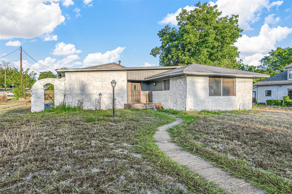 1101 S Trinity Street Property Photo 1