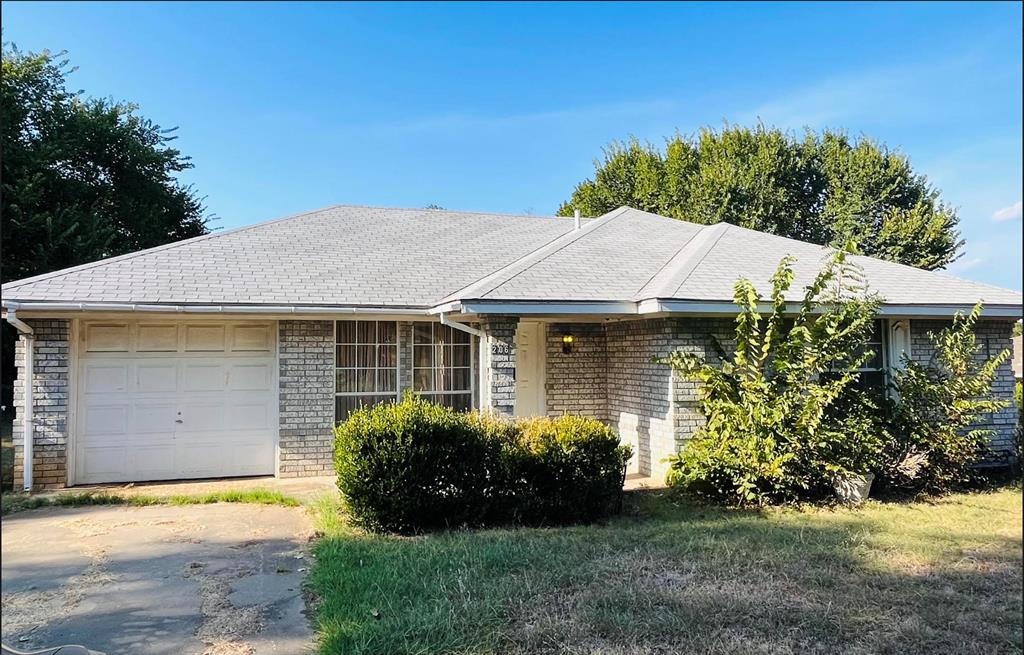 206 E Maple Street Property Photo