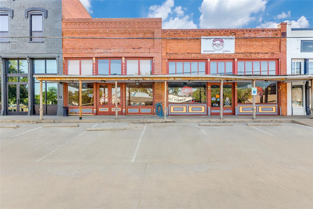 208 S Main Street Property Photo 1