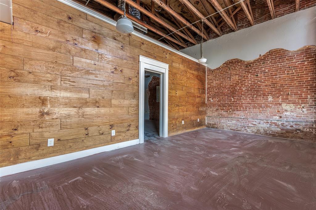 208 S Main Street Property Photo 7