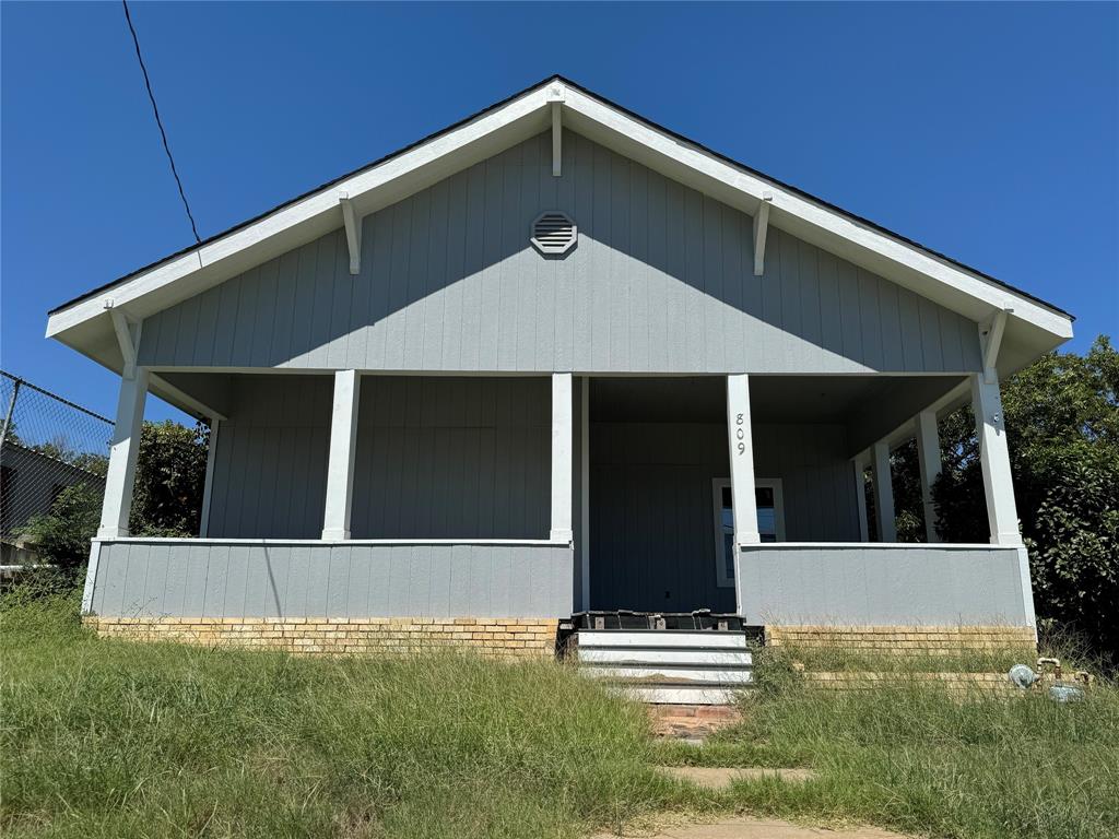 809 W Houston Street Property Photo 1