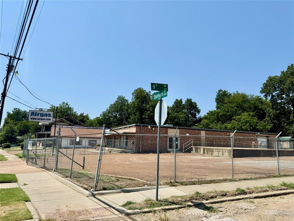 900 Bonham Street Property Photo 3