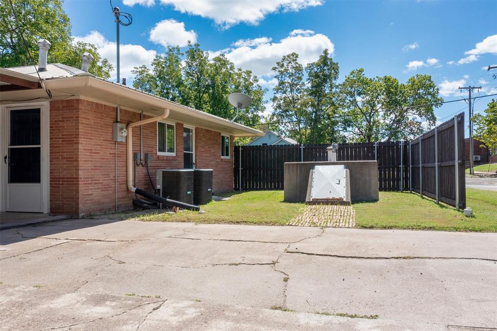 406 W Dallas Street Property Photo 33