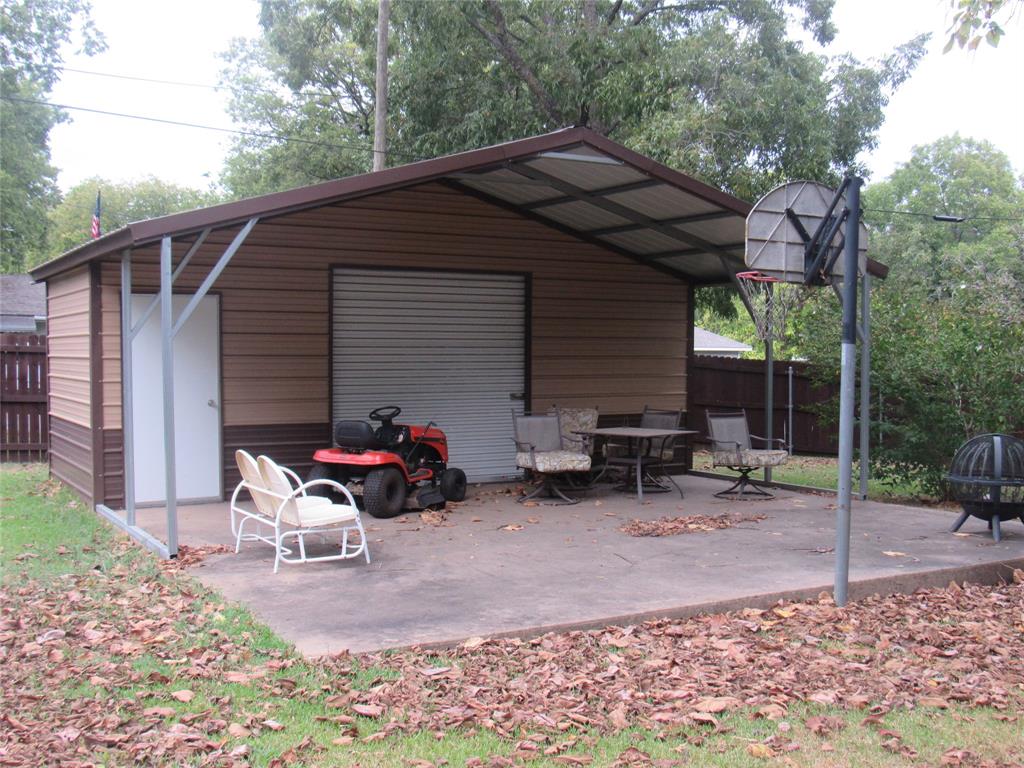 300 Thompson Street Property Photo 6