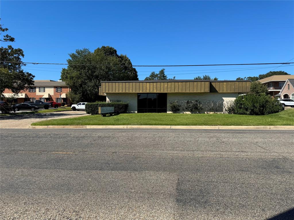 200 E Amherst Property Photo 4