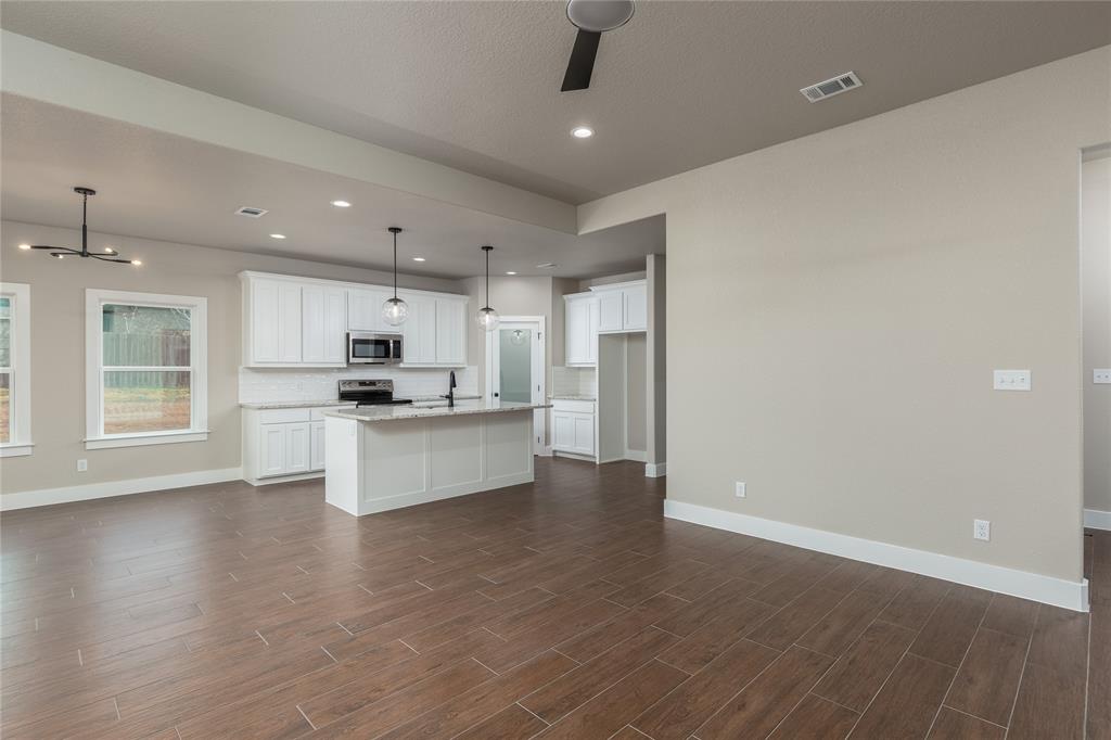1615 W College Street Property Photo 9