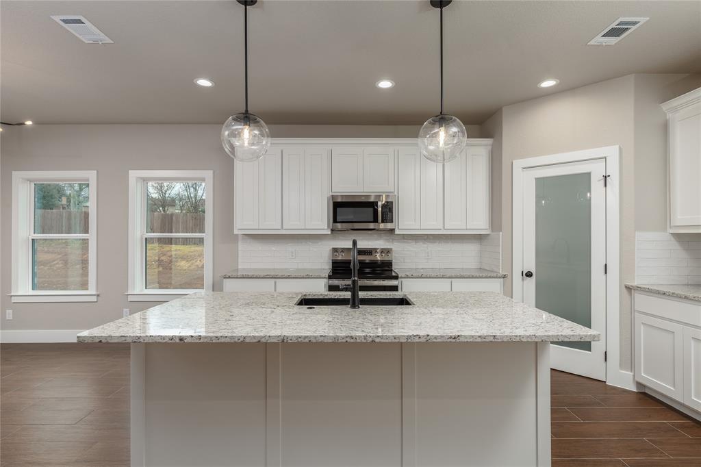 1615 W College Street Property Photo 10