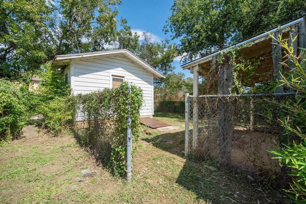 939 W Green Street Property Photo 4