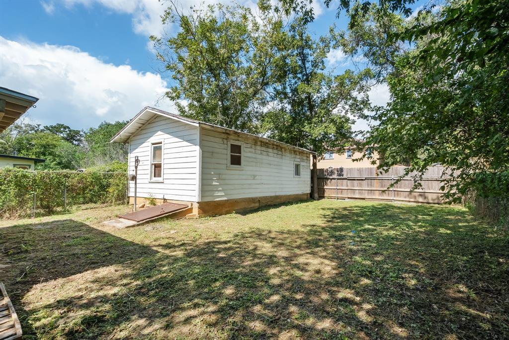 939 W Green Street Property Photo 7