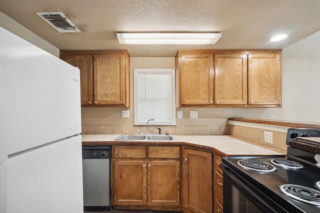 939 W Green Street Property Photo 19