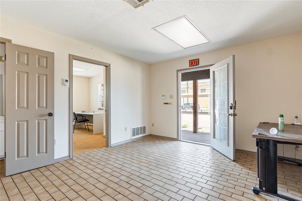 105 W Walnut Property Photo 6