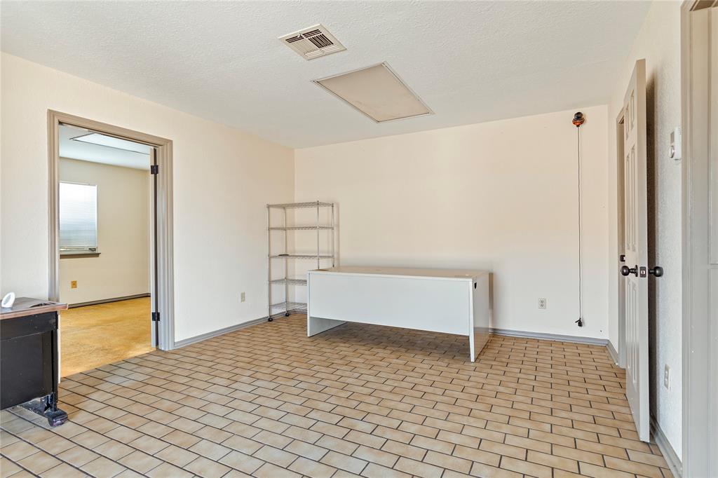105 W Walnut Property Photo 7