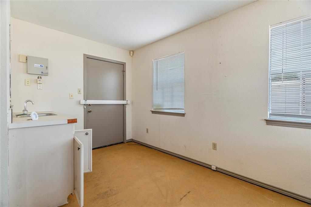 105 W Walnut Property Photo 9