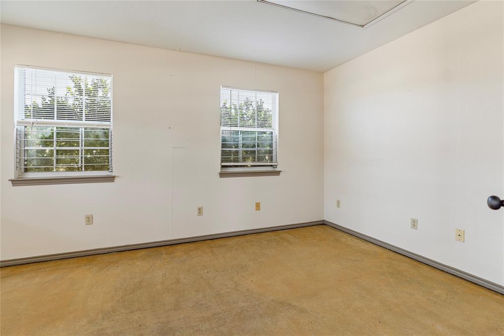 105 W Walnut Property Photo 12