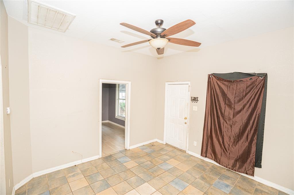 423 W Pembroke Avenue Property Photo 2